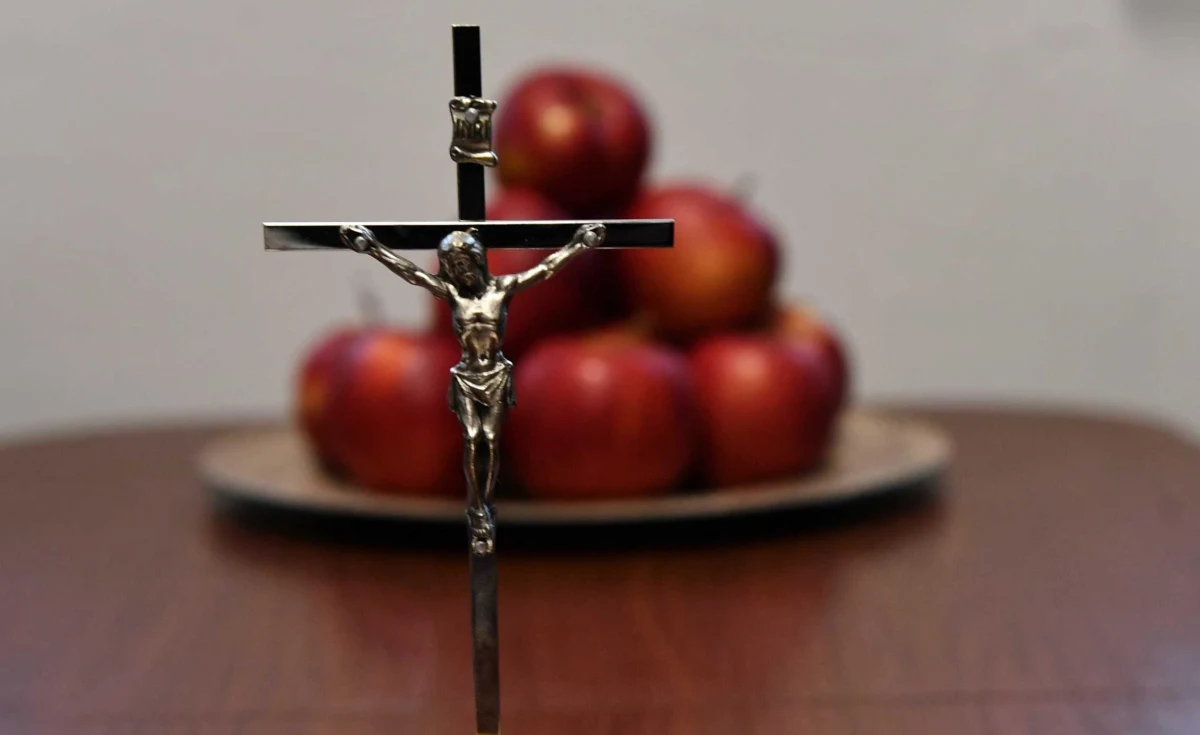 "Ze względu na sytuację epidemiologiczną w niektórych diecezjach wizyta duszpasterska, czyli tzw. kolęda została odwołana, w innych przeniesiona na późniejszy czas, a w jeszcze innych zamiast tradycyjnych odwiedzin księdza w domach, odbędą się msze święte dla parafian w kościele" - poinformował rzecznik Konferencji Episkopatu Polski ks. Leszek Gęsiak SJ. "Nie ma ogólnopolskich wytycznych w tej kwestii" - podkreślił. 