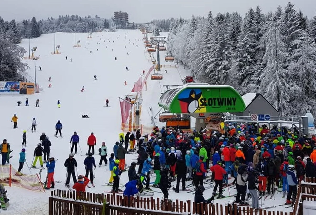 ​Mimo wprowadzonych obostrzeń, w miniony weekend nielicznie otwarte wyciągi narciarskie były pełne miłośników białego szaleństwa. Gestorzy stacji deklarują, że wyciągną konsekwencje, aby jeszcze bardziej poprawić na nich bezpieczeństwo. Policja zapowiada kontrole.