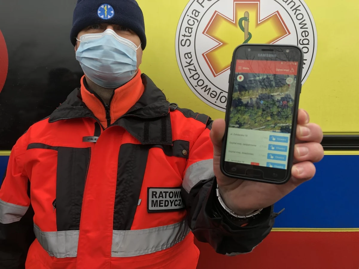 W Olsztynie powstała pierwsza na świecie aplikacja dla ratowników medycznych, która w połączeniu z technologią internetu rzeczy umożliwia zdalne otwieranie szlabanów i klatek schodowych. "To duża pomoc w dotarciu do potrzebujących" - mówią ratownicy.