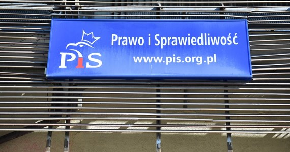 33,6 proc. Polaków zagłosowałoby na partię rządzącą, gdyby wybory odbyły się w najbliższą niedzielę - wynika z najnowszego sondażu United Survey dla RMF FM i "Dziennika Gazety Prawnej". To znaczy, że Prawo i Sprawiedliwość odzyskuje niemal trzy punkty procentowe poparcia w stosunku do poprzedniego sondażu. 