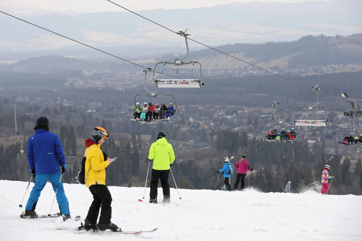 Prezydent Andrzej Duda zadzwonił do mnie i bardzo stanowczo powiedział, że nie zaakceptuje zamknięcia stoków; zaapelował też, abym wypracował, wraz z branżą narciarską, specjalne procedury sanitarne, co też się stało - ujawnił w poniedziałek wicepremier Jarosław Gowin.