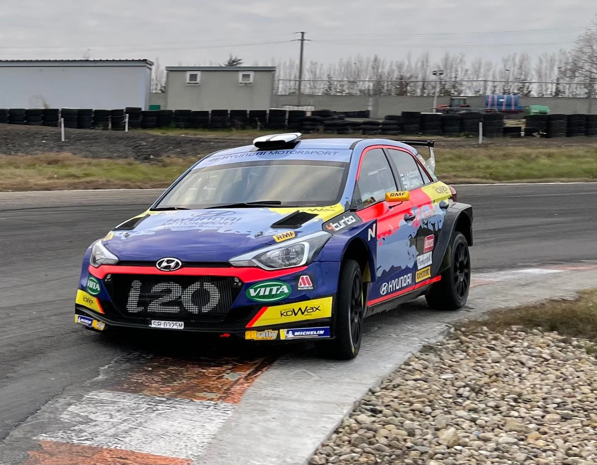 Fin przebojem wdarł się do czołówki Rajdowych Samochodowych Mistrzostw Polski i w tym sezonie nie dał szans rywalom, zostając mistrzem naszego kraju. Oprócz tego Jari Huttunen z powodzeniem startuje w rajdach zaliczanych do mistrzostw świata i jest wiceliderem klasyfikacji WRC 3. W ten weekend będzie chciał powalczyć o końcowy triumf. Kierowca, mający na swoim aucie logo RMF FM, depcze po piętach liderowi, a jest nim Boliwijczyk Marco Bulacia.