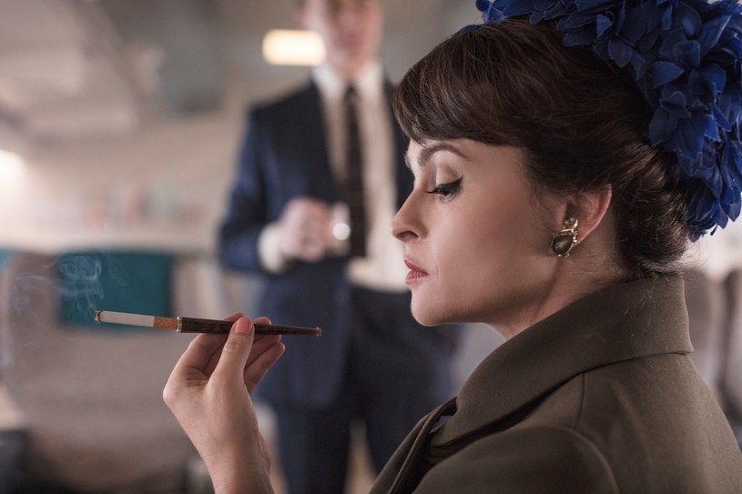 Helena Bonham Carter, która wcieliła się w "The Crown" w postać księżniczki Małgorzaty, podziela zdanie wielu osób oburzonych nowym sezonem tego serialu. Jej zdaniem należy poinformować widzów, że to, co oglądają na ekranie, nie jest wiernym odwzorowaniem faktów.Aktorka zaznaczyła, że na twórcach ciąży wręcz "moralna odpowiedzialność", aby rozwiać wszelkie wątpliwości w tej kwestii.