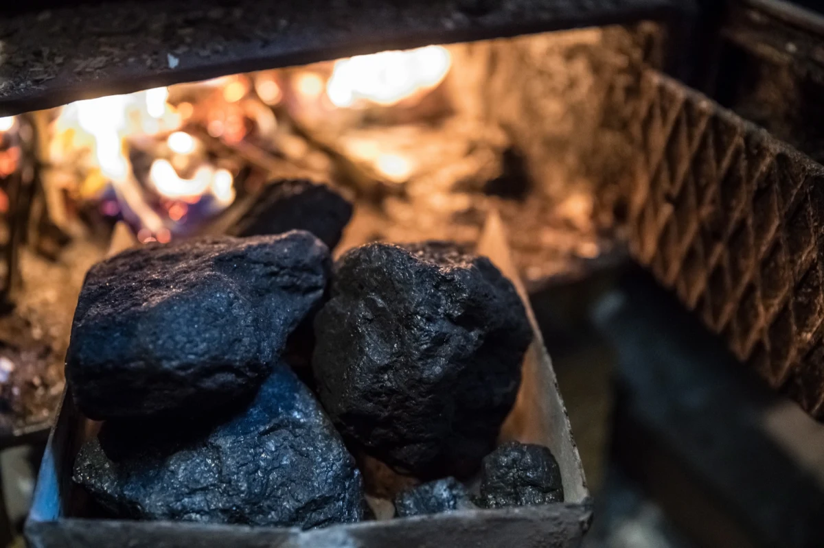 Dziewięć miesięcy w walce ze smogiem zostało zmarnowanych - alarmuje Najwyższa Izba Kontroli. Chodzi o nowe przepisy, które weszły w życie dwa lata temu i miały uniemożliwić palenie w domowych piecach, kotłach i kominkach najgorszymi paliwami, głównie mułem węglowym i tak zwanymi flotami, czyli odpadami przy produkcji węgla kamiennego. Najwyższa Izba kontroli wskazuje, że przez wadliwe rozporządzenia do kontroli jakości paliwa nie dochodziło. Wykazano także przypadki, w których ukarano przedsiębiorców sprzedających paliwo o wyższej jakości niż wynikało z dokumentów. Takich sytuacji miało być kilkanaście. 