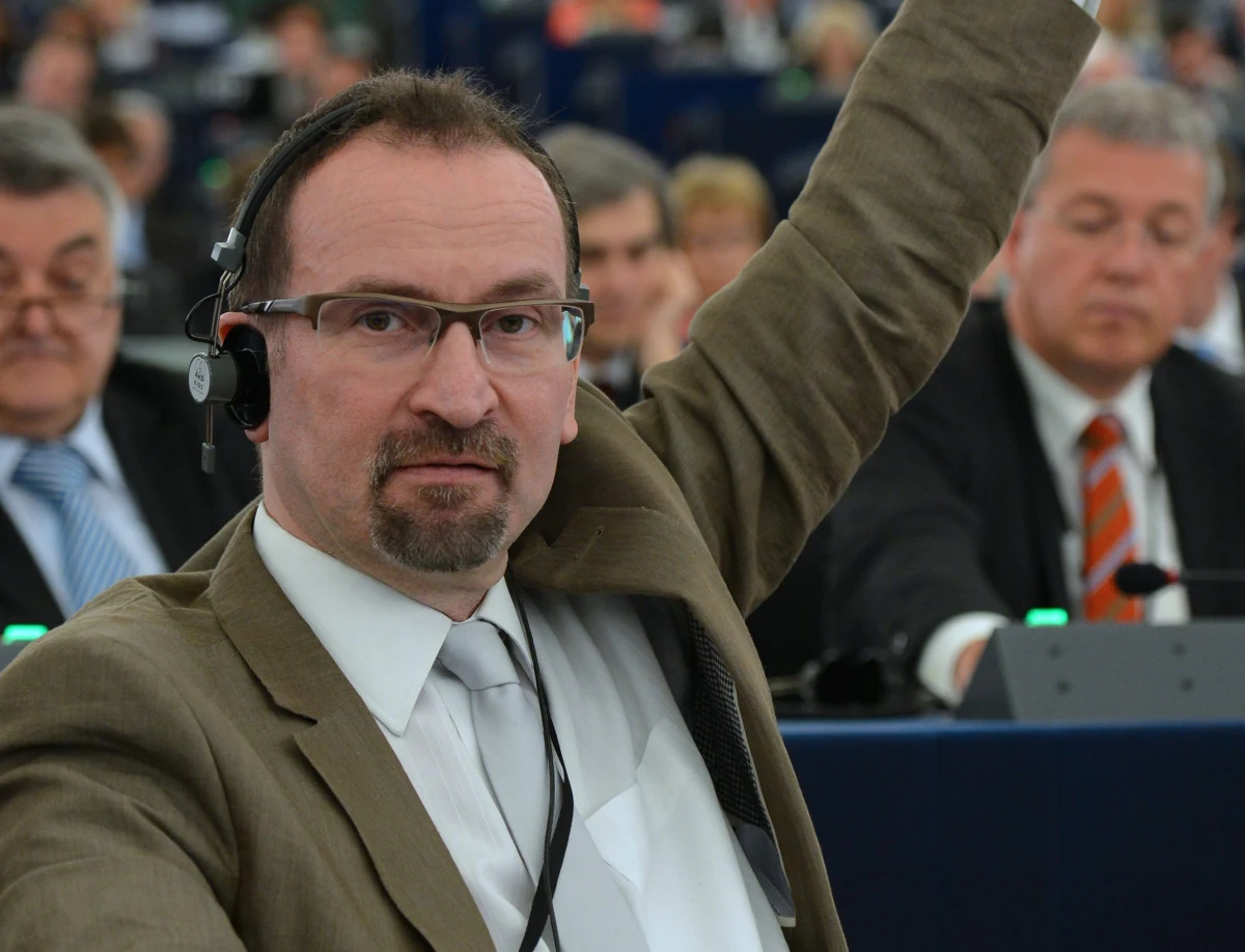 Belgijscy policjanci wdarli się na nielegalnie spotkanie towarzyskie w Brukseli. Jak podają media, na imprezie uprawiano grupowy seks, a uczestnikami byli głównie mężczyźni. Wszyscy zgromadzeni zostali ukarani grzywnami za złamanie restrykcji covidowych. Wśród ukaranych osób jest europoseł Parlamentu Europejskiego. Okazało się, że to József Szájer z konserwatywnego węgierskiego Fideszu.