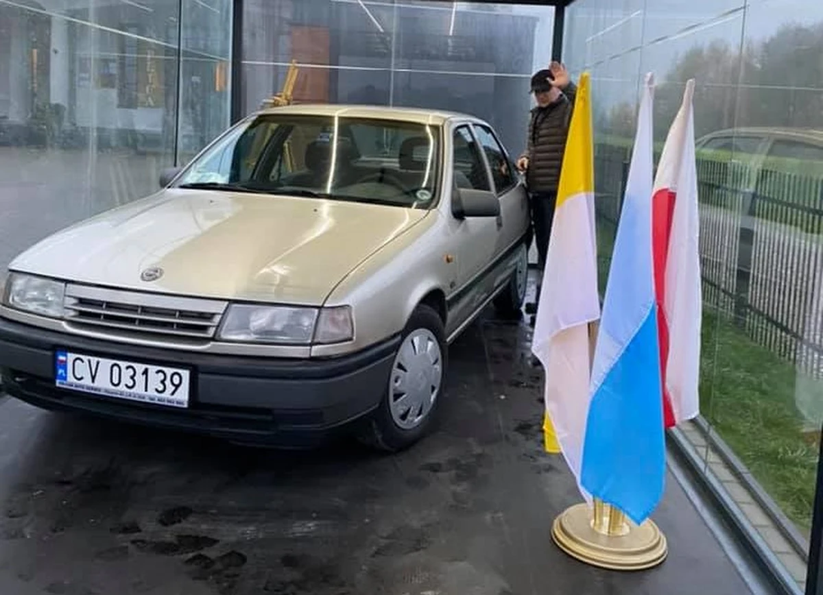 A dokładnie Opel Vectra A, czyli pojazd z lat 90. Jego wiek nie jest na tyle istotną kwestią, która sprawiła, że auto jest teraz opancerzone. Chodzi o jego historię, a dokładnie pasażera, którego woził właśnie ten samochód.