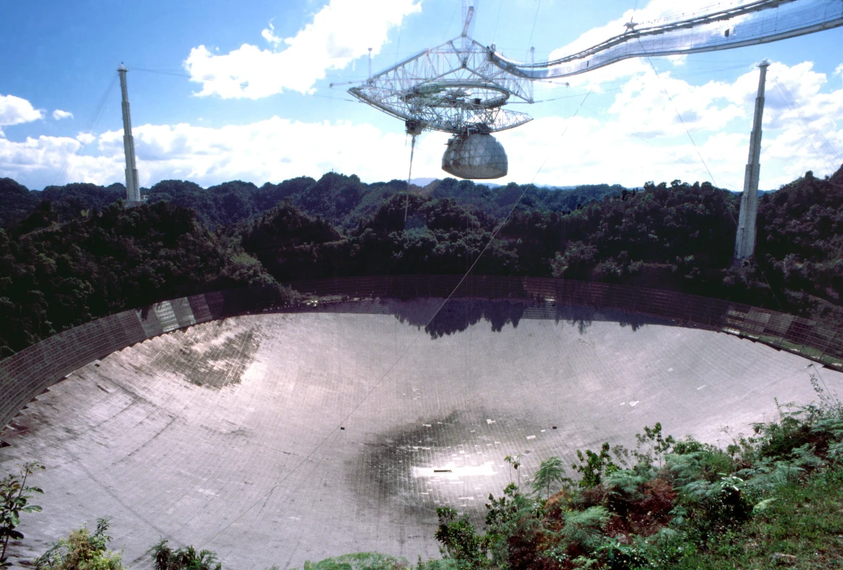 Jeden z najważniejszych instrumentów w historii astronomii, radioteleskop Arecibo w Portoryko uległ we wtorek zniszczeniu. Zawaliła się 900-tonowa platforma, zawieszona 137 metrów nad czaszą obserwatorium. Ponad 300-metrowej średnicy instrument służył nauce przez 57 lat i pomógł dokonać przełomowych odkryć w badaniach kosmosu.