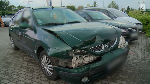 Młody kierowca uderzył w samochód stojący w korku. Po odbiciu się od niego, wylądował na przeciwległym pasie i zderzył się czołowo z kolejnym samochodem. Jak dokładnie wyglądał przebieg zdarzeń ustalą policjanci. Towarzyszyć im będą operatorzy programu STOP Drogówka.