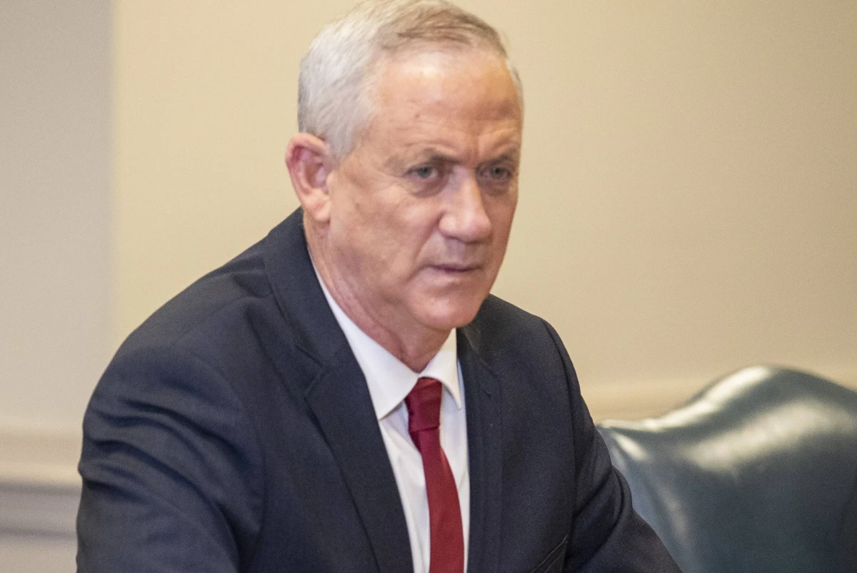 Beni Ganc, minister obrony Izraela i lider koalicyjnej partii Niebiesko-Biali, zapowiedział we wtorek, że zamierza zagłosować za wnioskiem opozycji wzywającym do rozwiązania Knesetu i przeprowadzenia nowych wyborów. Głosowanie w tej sprawie w izraelskim parlamencie odbędzie się w środę.