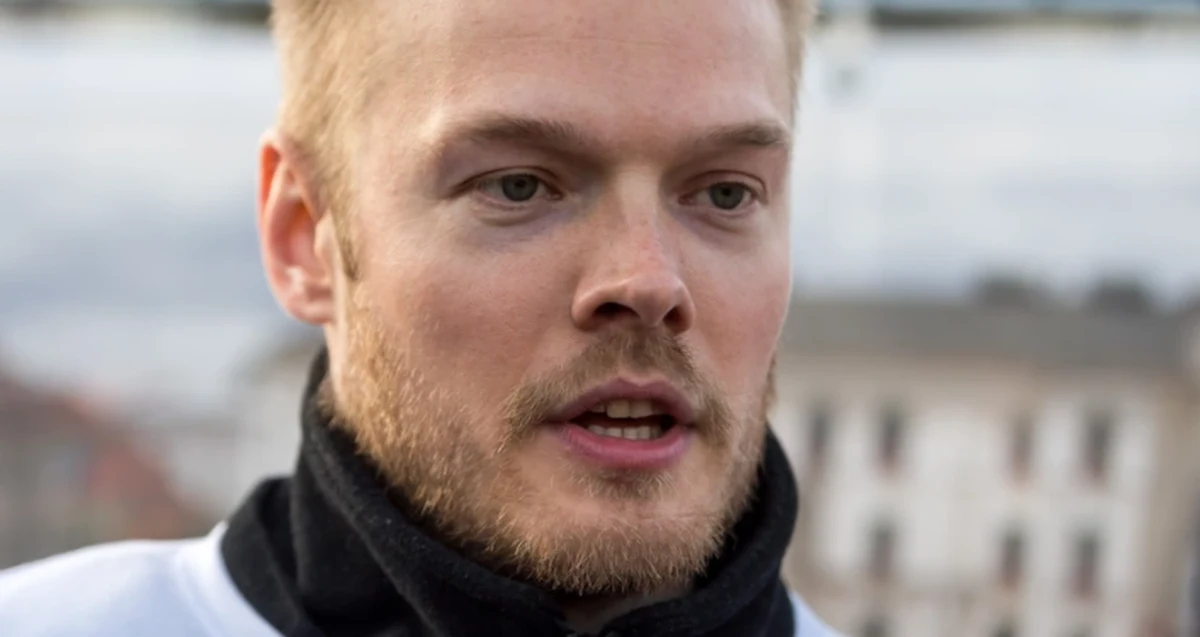 "Patrząc na to, co widzę w szpitalu, nie czuję się uspokojony (przez premiera Mateusza Morawieckiego - przyp. red.). Do szpitala nadal trafiają do nas pacjenci dodatni - zakażeni koronawirusem i chorujący na Covid-19. Nie są to liczby mniejsze niż były np. podczas mojego pierwszego dyżuru w szpitalnym oddziale ratunkowym 31 października. To, że liczby są niższe nie wynika z tego, że opanowujemy epidemię szalejącą w Polsce, a że zmniejszyliśmy liczbę wykonywanych testów" - mówi w Popołudniowej rozmowie w RMF FM lekarz Bartosz Fiałek pytany o to, czy jego zdaniem jest tak jak mówi premier Mateusz Morawiecki, że w Polsce w ostatnim czasie wygrywamy walkę z pandemią. 