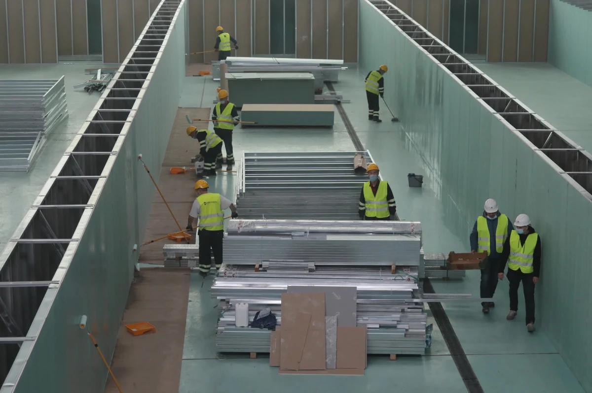 Opóźnia się uruchomienie szpitala tymczasowego na Okęciu. W szpitalu, który pierwszych pacjentów miał przyjmować już w listopadzie, wciąż nie ma spełniających normy medyczne łóżek.