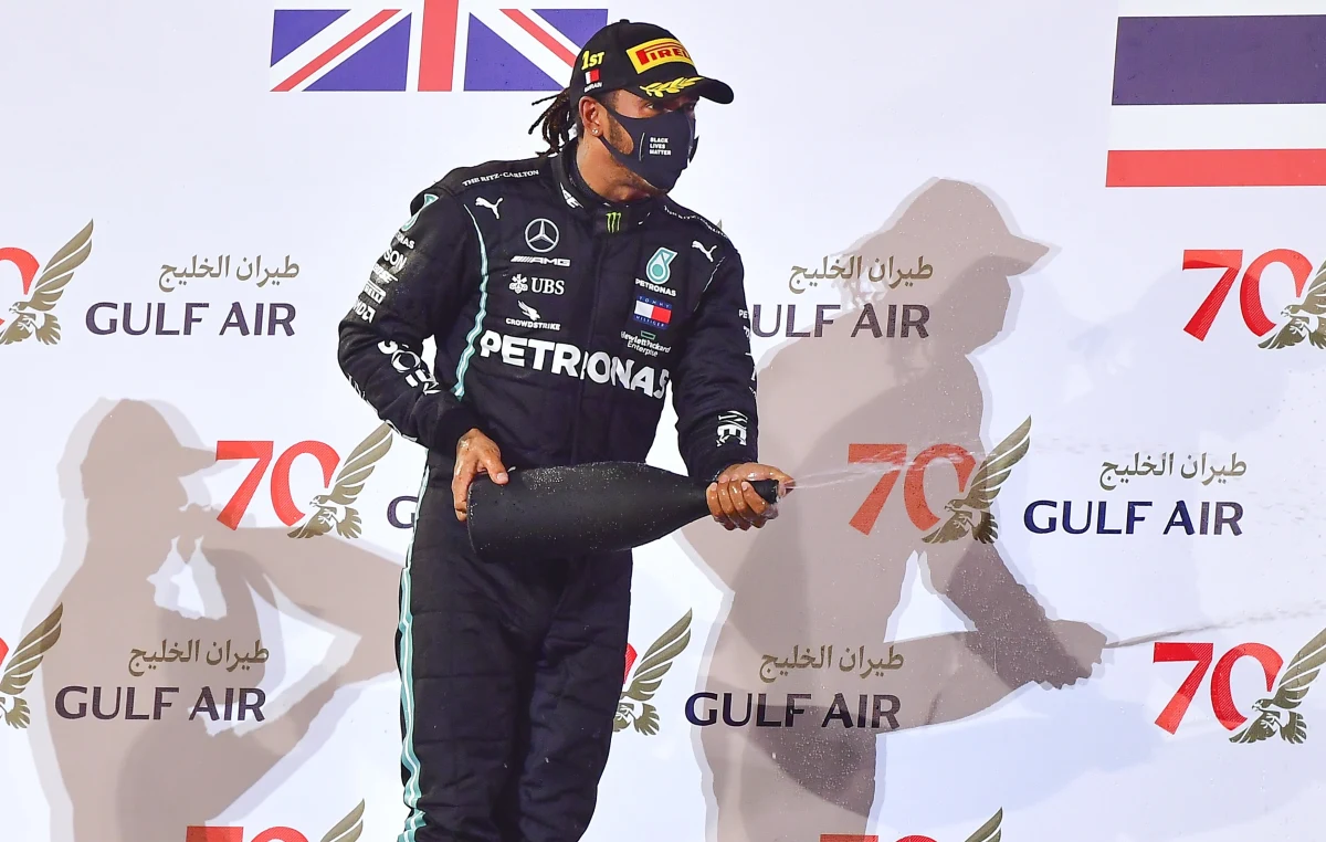 George Russell zastąpi zakażonego koronawirusem mistrza świata Formuły 1 Brytyjczyka Lewisa Hamiltona w niedzielnym wyścigu o Grand Prix Sakhir w Bahrajnie - poinformował team Mercedes. Russell jest na co dzień kierowcą w Williamsie, partnerze Mercedesa.