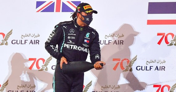 George Russell zastąpi zakażonego koronawirusem mistrza świata Formuły 1 Brytyjczyka Lewisa Hamiltona w niedzielnym wyścigu o Grand Prix Sakhir w Bahrajnie - poinformował team Mercedes. Russell jest na co dzień kierowcą w Williamsie, partnerze Mercedesa.