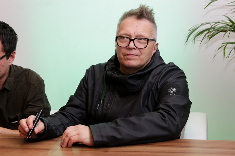 "Kłamstwo" to ostatni singel zamykający promocję solowej płyty "Syn miasta" Muńka Staszczyka. W piosence towarzyszy mu wokalistka i kompozytorka Kasai - Kasia Piszek.