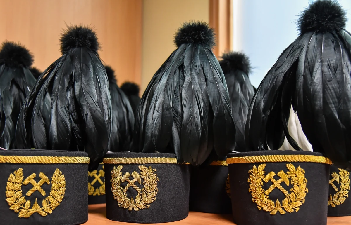 4 grudnia górnicy obchodzą swoje święto. W tym roku ubranych na galowo górników na ulicach raczej nie zobaczymy, więc warto za pośrednictwem internetu przypomnieć sobie co oznaczają kolory pióropuszy w górniczych czapkach.