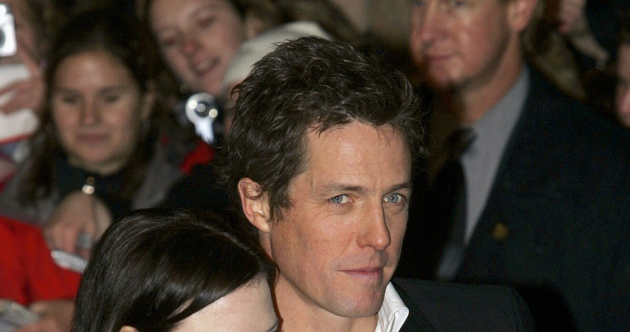 ​Hugh Grant, gwiazdor kultowych komedii romantycznych, takich jak "Cztery wesela i pogrzeb" czy "Notting Hill" ujawnił, że z jedną z dawnych koleżanek z planu wciąż łączy go głęboka więź. Mowa o 
Renée Zellweger, u boku której aktor wystąpił w "Dzienniku Bridget Jones". Brytyjczyk zdradził, że mimo upływu lat pozostają w stałym kontakcie i regularnie piszą do siebie długie maile.