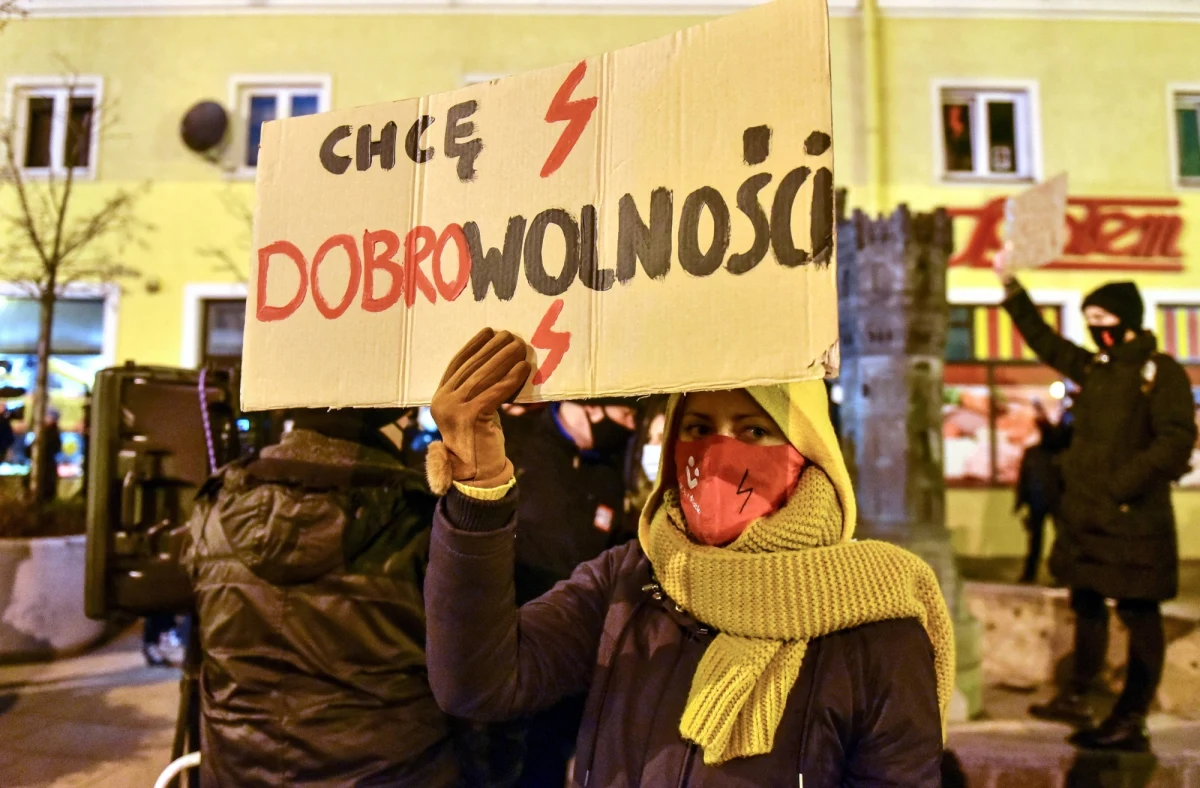 Prace nad uzasadnieniem do wyroku w sprawie aborcji idą ku końcowi - zapewniła w RMF FM rzeczniczka Trybunału Konstytucyjnego Aleksandra Wójcik. "Oczekujemy jeszcze na podpisy sędziów pod uzasadnieniem wyroku, na zdania odrębne (...) Nie jestem w stanie podać konkretnego terminu, mam nadzieję, że będzie to jak najszybciej, prace idą ku końcowi" - przekazała rzeczniczka w rozmowie z naszym dziennikarzem Patrykiem Michalskim. 