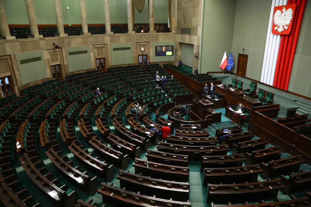 Jak naprawić wpadkę w ustawie o zwalczaniu chorób zakaźnych, gdzie obok istniejącego artykułu 48a posłowie dopisali drugi, o zupełnie innej treści? Rządzący nie podjęli jeszcze decyzji, jak wybrnąć z problemu, wywołanego przez pośpiech i bałagan przy uchwalaniu przez nich prawa. Prawnicy wskazują raczej na konieczność nowelizacji ustawy.