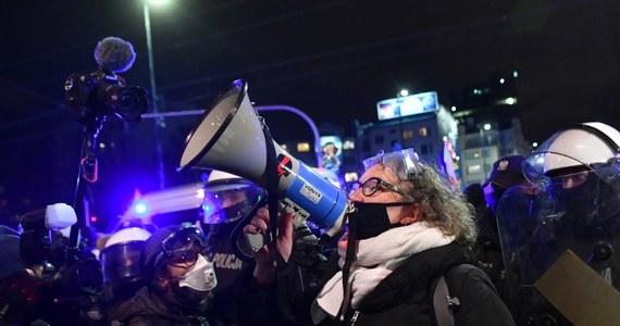 Ogólnopolski Strajk Kobiet podsumował wydarzenia w stolicy 28 listopada. Obchodzona w formie manifestacji 102. rocznica uzyskania przez Polki praw wyborczych była według organizatorek pokazem brutalności policji i łamania praw obywatelskich za przyzwoleniem Jarosława Kaczyńskiego.