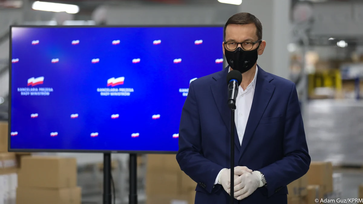 Mamy złożone zamówienia na 45 mln dawek szczepionki przeciw Covid-19; szczepionki będą darmowe, dobrowolne i dwudawkowe - poinformował w środę premier Mateusz Morawiecki. Szef rządu nakreślił również jak będzie wyglądał proces szczepień. Jak informował Michał Dworczyk, dokładna strategia masowych szczepień będzie znana w piątek, jednak już teraz wiadomo, że proces bedzie odbywał się w czterech punktach.