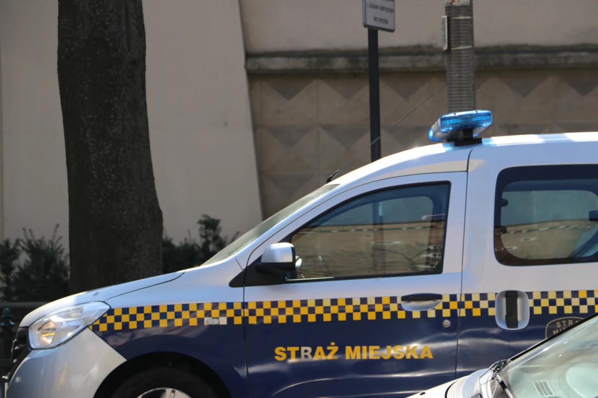 Prezydent Gdyni Wojciech Szczurek zakończył współpracę z komendantem Straży Miejskiej Dariuszem Wiśniewskim z powodu utraty zaufania. Jak poinformował magistrat, chodzi między innymi o kwestię organizacji interwencji patroli i pracy w zespole. Prezydent Gdyni złożył także w tej sprawie zawiadomienie o możliwości popełnienia przestępstwa. 
