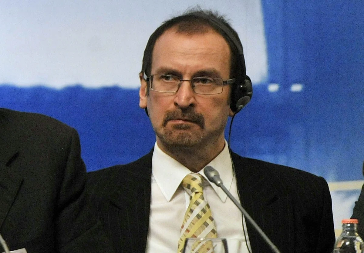 ​Belgijskie media dotarły do organizatora orgii w Brukseli, na której przyłapano byłego już europosła Fideszu Józsefa Szájera. Mężczyzna przyznał, że nie znał Węgra, natomiast ten podkreślał, że to nie pierwszy raz, kiedy bierze udział w takiej grupowej imprezie.