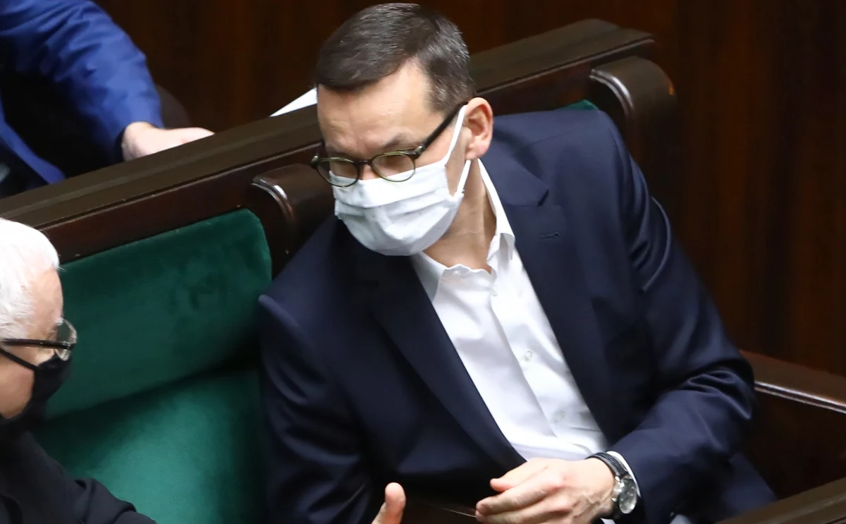 Bardzo się cieszę, że łóżka w szpitalach rezerwowych nie są zajęte - powiedział premier Mateusz Morawiecki. Jak zaznaczył, szpitale rezerwowe to "twarda rezerwa" na okoliczność, gdyby na przykład uderzyła trzecia fala epidemii koronawirusa. Dodał, że rząd popełnia błędy, ale stara się na nich uczyć. 