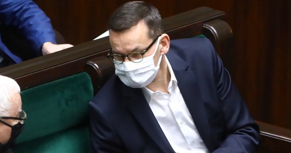 Bardzo się cieszę, że łóżka w szpitalach rezerwowych nie są zajęte - powiedział premier Mateusz Morawiecki. Jak zaznaczył, szpitale rezerwowe to "twarda rezerwa" na okoliczność, gdyby na przykład uderzyła trzecia fala epidemii koronawirusa. Dodał, że rząd popełnia błędy, ale stara się na nich uczyć. 