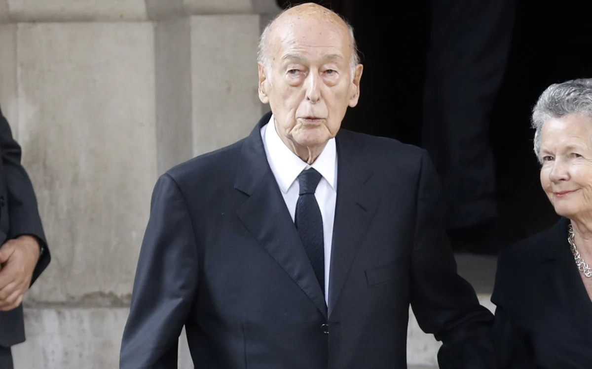 Były prezydent Francji Valery Giscard d'Estaing zmarł w wieku 94 lat - poinformowało w środę francuskie radio Europe 1. Wiadomość potwierdziło otoczenie byłego prezydenta.