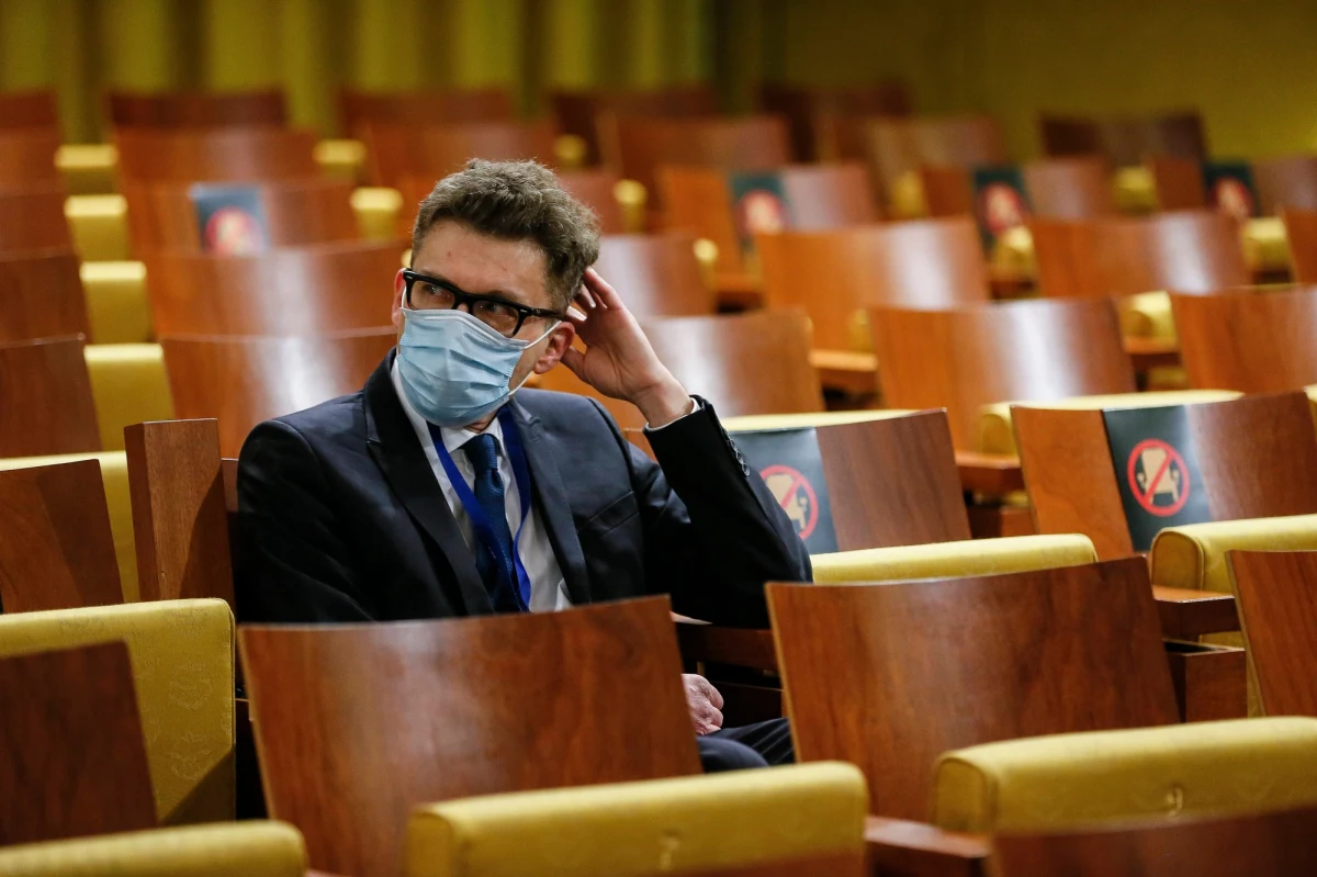 Kolejna procedura o naruszenie unijnego prawa w związku z systemem sądownictwa w Polsce. Jak dowiedziała się nieoficjalnie nasza korespondentka w Brukseli Katarzyna Szymańska-Borginon, Komisja Europejska wszczyna procedurę wobec Polski, która może zakończyć się pozwem do TSUE. Chodzi o uchylenie immunitetu sędziów w celu pociągnięcia ich do odpowiedzialności karnej lub ewentualnego ich zatrzymania. Dotyczy to spraw Beaty Morawiec i Igora Tulei.