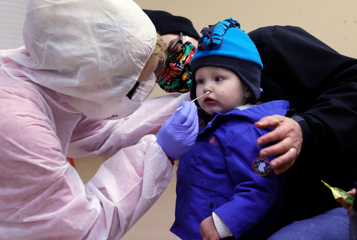 Różnice w działaniu układu immunologicznego i lepszy stan naczyń krwionośnych chronią dzieci przed ciężkim przebiegiem zakażenia koronawirusem - przekonują naukowcy z Murdoch Children's Research Institute (MCRI), University of Melbourne i University of Fribourg. W swojej przeglądowej pracy na łamach czasopisma "Archives of Disease in Childhood" podsumowują dotychczasową wiedzę na temat przyczyn, dla których objawy i przebieg infekcji SARS-Cov2 tak silnie zależą od wieku. 