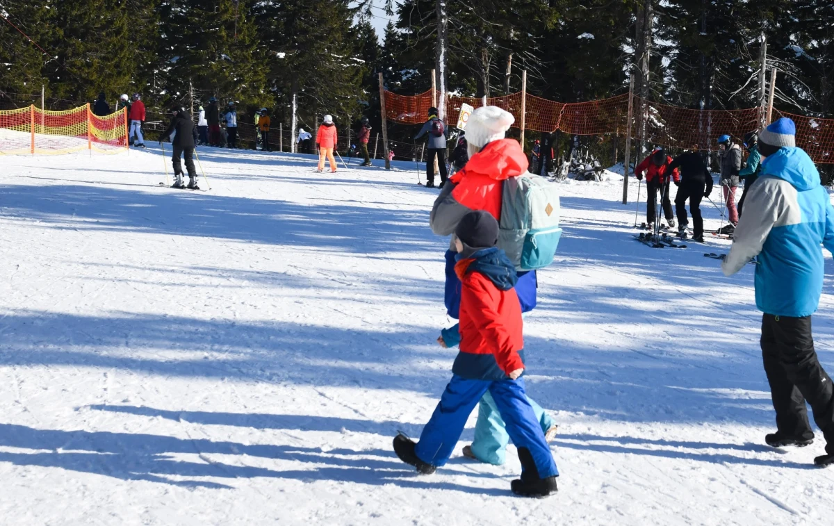 Samorządowcy zrzeszeni w Porozumieniu Gmin Górskich, którzy wystosowali petycję do rządu ws. zmiany decyzji o obostrzeniach podczas ferii oceniają, że proponowana tarcza nie pokryje strat przedsiębiorców żyjących z turystyki. Mowa jest o kwocie nawet 10 mld zł.