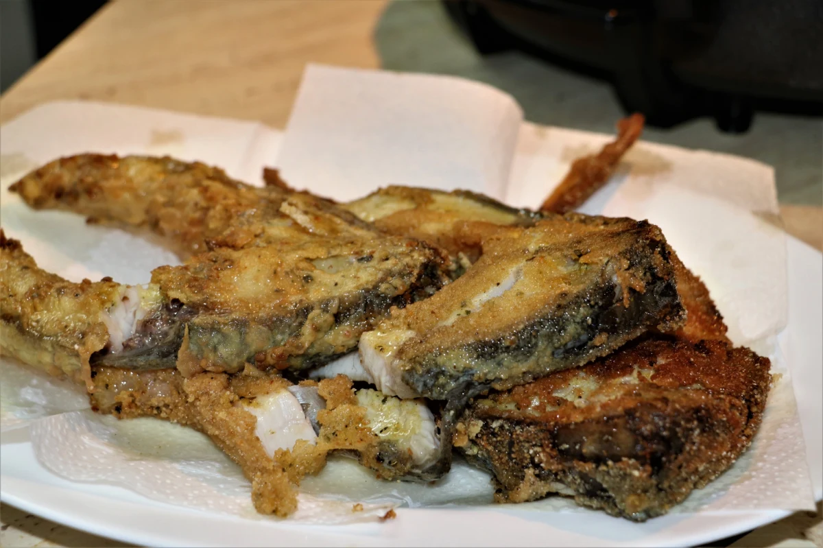 Przedświąteczny poczęstunek dla mieszkańców Krakowa. 10 tysięcy porcji smażonego karpia ufundował Bartłomiej Szczoczarz z Gospodarstwa Rybackiego Dolina Będkowska i wspólnie z Miastem Kraków częstuje przysmakami tysiące osób. Smażonego karpia, kapustę z grochem i pieczywo można odebrać za "dziękuje i świąteczne życzenia".