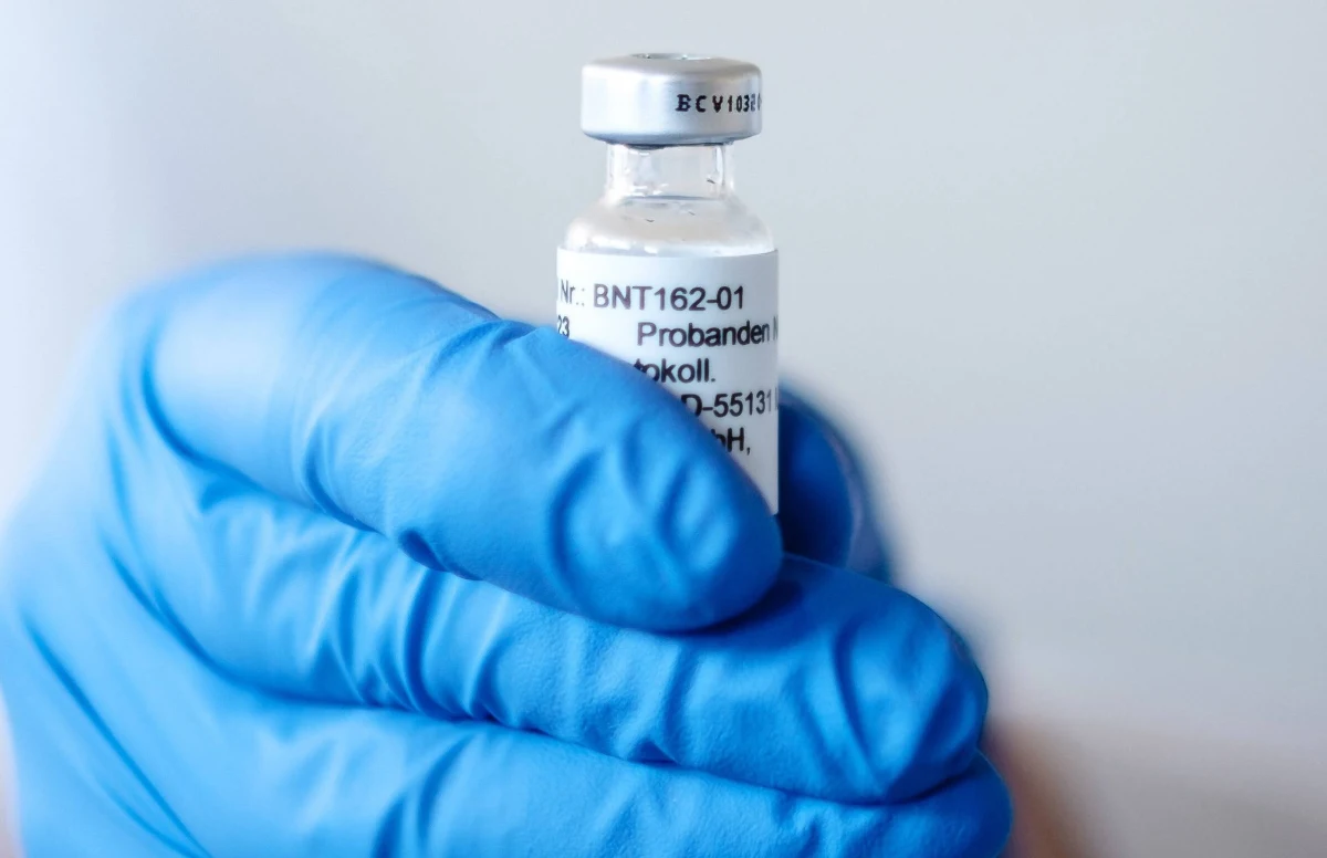 Pierwsza partia opracowanych przez firmy Pfizer i BioNTech szczepionek przeciw koronawirusowi znajduje się już na terytorium Wielkiej Brytanii - podała w czwartek późnym popołudniem stacja Sky News.