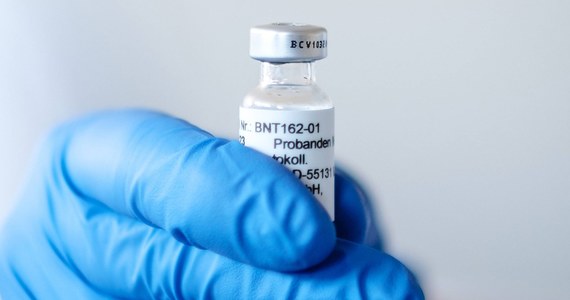 Pierwsza partia opracowanych przez firmy Pfizer i BioNTech szczepionek przeciw koronawirusowi znajduje się już na terytorium Wielkiej Brytanii - podała w czwartek późnym popołudniem stacja Sky News.