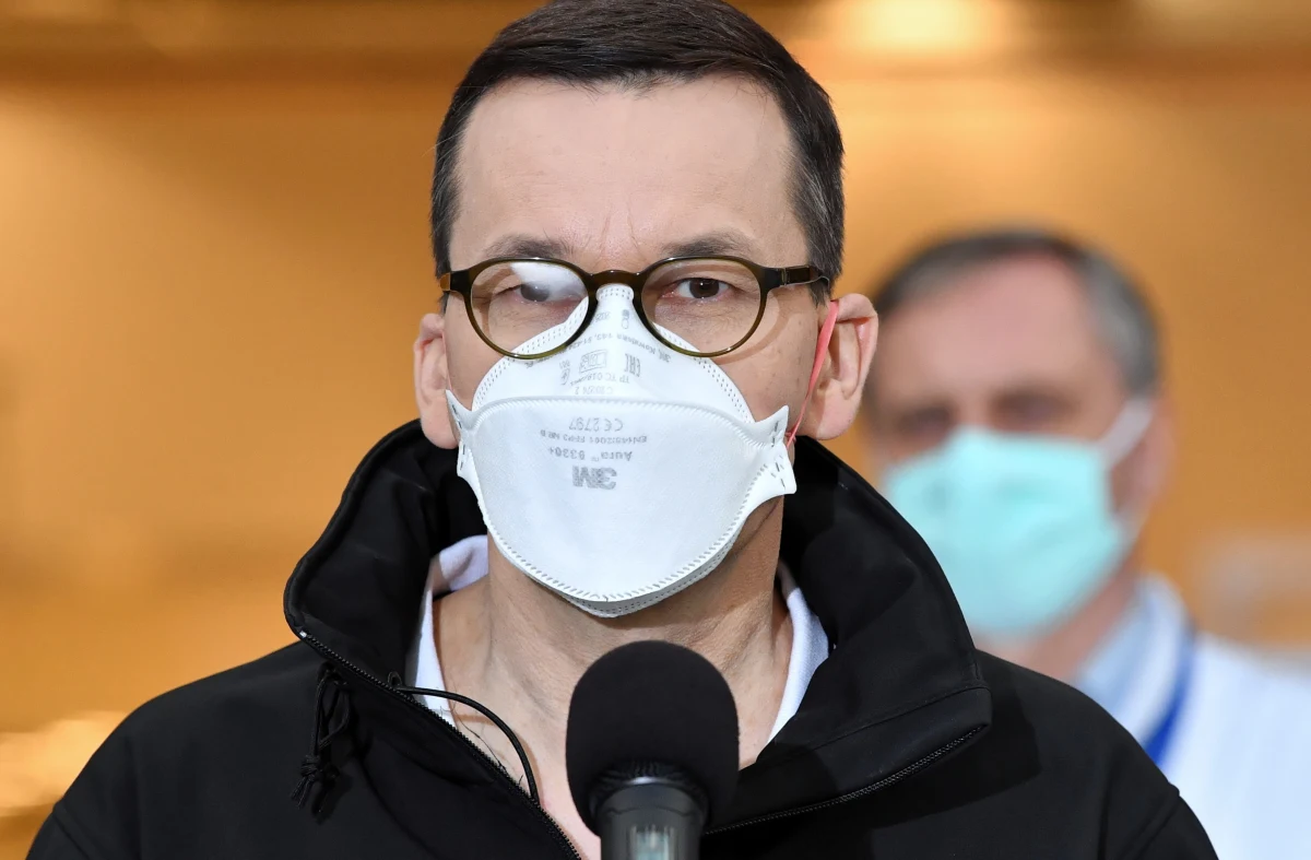 Nikogo nie będziemy zmuszać do szczepień, ale za ich pomocą chcemy osiągnąć jedno - ochronić przed wirusem wszystkich Polaków - zapewnił w czwartek premier Mateusz Morawiecki. Przypomniał, że szczepionki będą dobrowolne i darmowe.