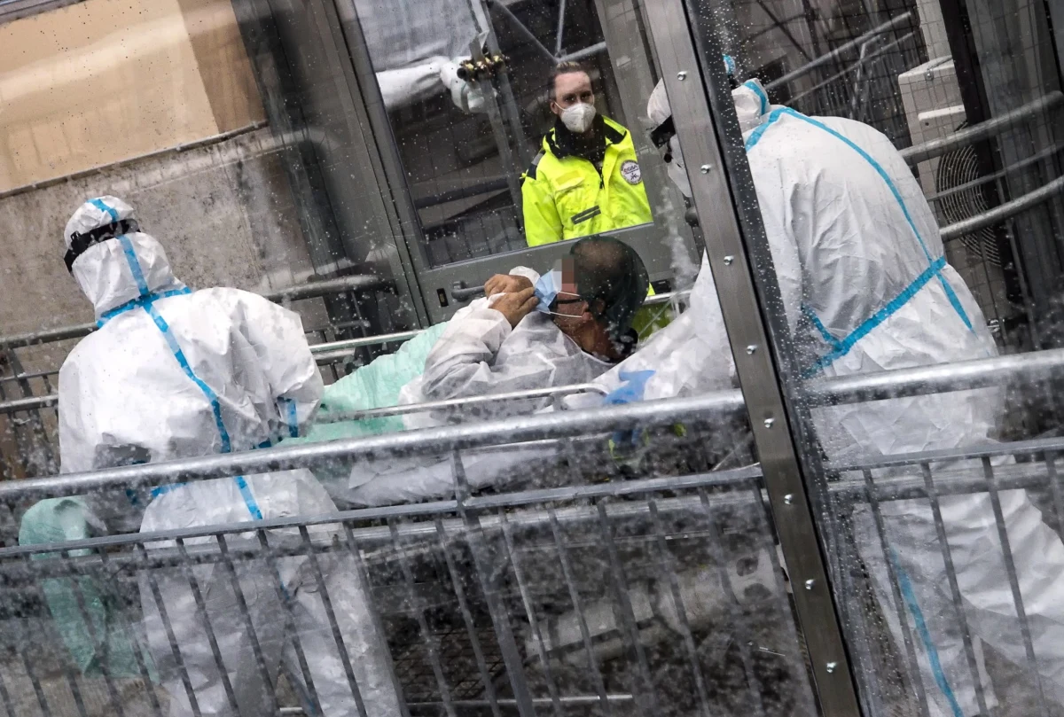 Ponad 1,5 miliona ludzi straciło życie z powodu Covid-19; średnio co dziewięć sekund umiera z powodu koronawirusa jeden człowiek - podała w czwartek agencja Reutera. Szczepienia przeciwko koronawirusowi mają się rozpocząć w grudniu w kilku rozwiniętych krajach.