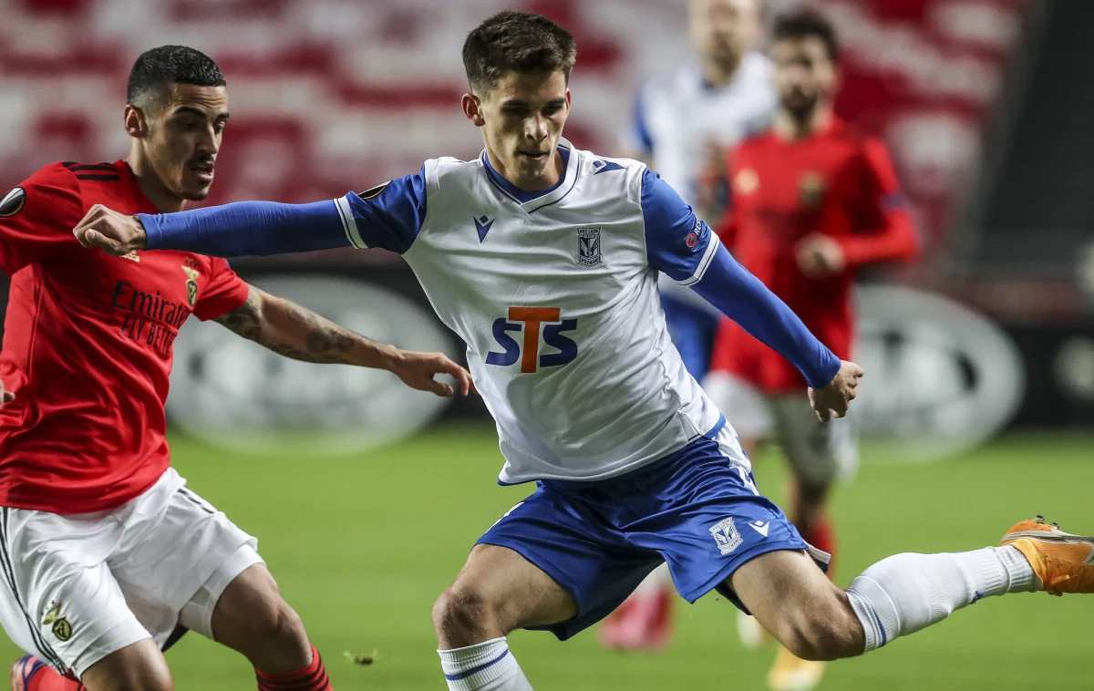 Piłkarze Lecha Poznań przegrali w Lizbonie z Benficą 0:4 (0:1) w meczu piątej kolejki grupy D Ligi Europy i definitywnie stracili szansę na awans do 1/16 finału. Za tydzień w ostatnim spotkaniu grupowym na własnym stadionie zmierzą się ze szkockim Rangers FC.