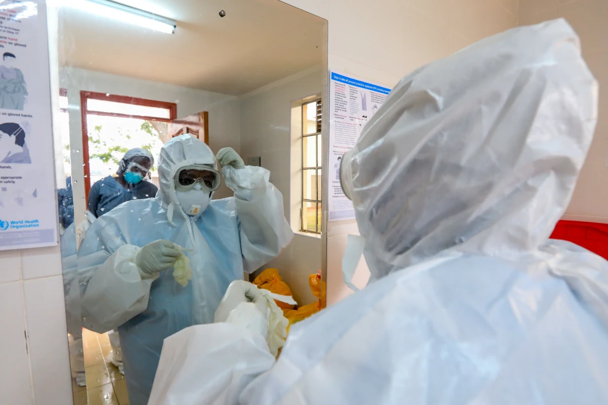 Koronawirus przyczynił się do śmierci m.in. 43 lekarzy, 32 pielęgniarek, 6 dentystów, 3 farmaceutów, 2 ratowników medycznych i 2 położnych – wynika z danych Ministerstwa Zdrowia. Od początku pandemii zakaziło się prawie 41 tys. pielęgniarek i prawie 16 tys. lekarzy.