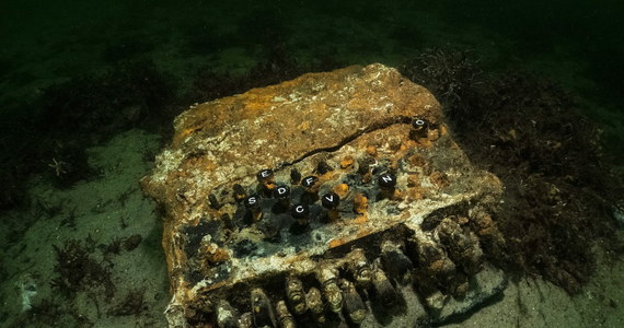 Niemieccy nurkowie przeszukujący Morze Bałtyckie wyłowili maszynę szyfrującą Enigma używaną przez niemiecką armię podczas II wojny światowej. Ich zdaniem maszyna została wyrzucona za burtę z zatopionego okrętu podwodnego.