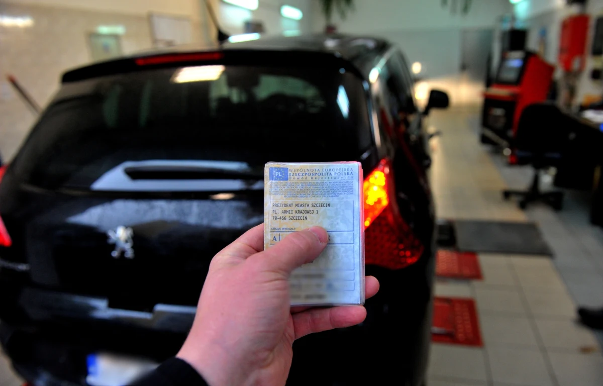 Koniec z wymianą dowodu rejestracyjnego, kiedy skończy się miejsce na pieczątki z badania technicznego. Dziś weszło w życie nowe prawo o ruchu drogowym, które umożliwia to, a także m.in. zachowanie dotychczasowego polskiego numeru rejestracyjnego pojazdu przy przerejestrowaniu.