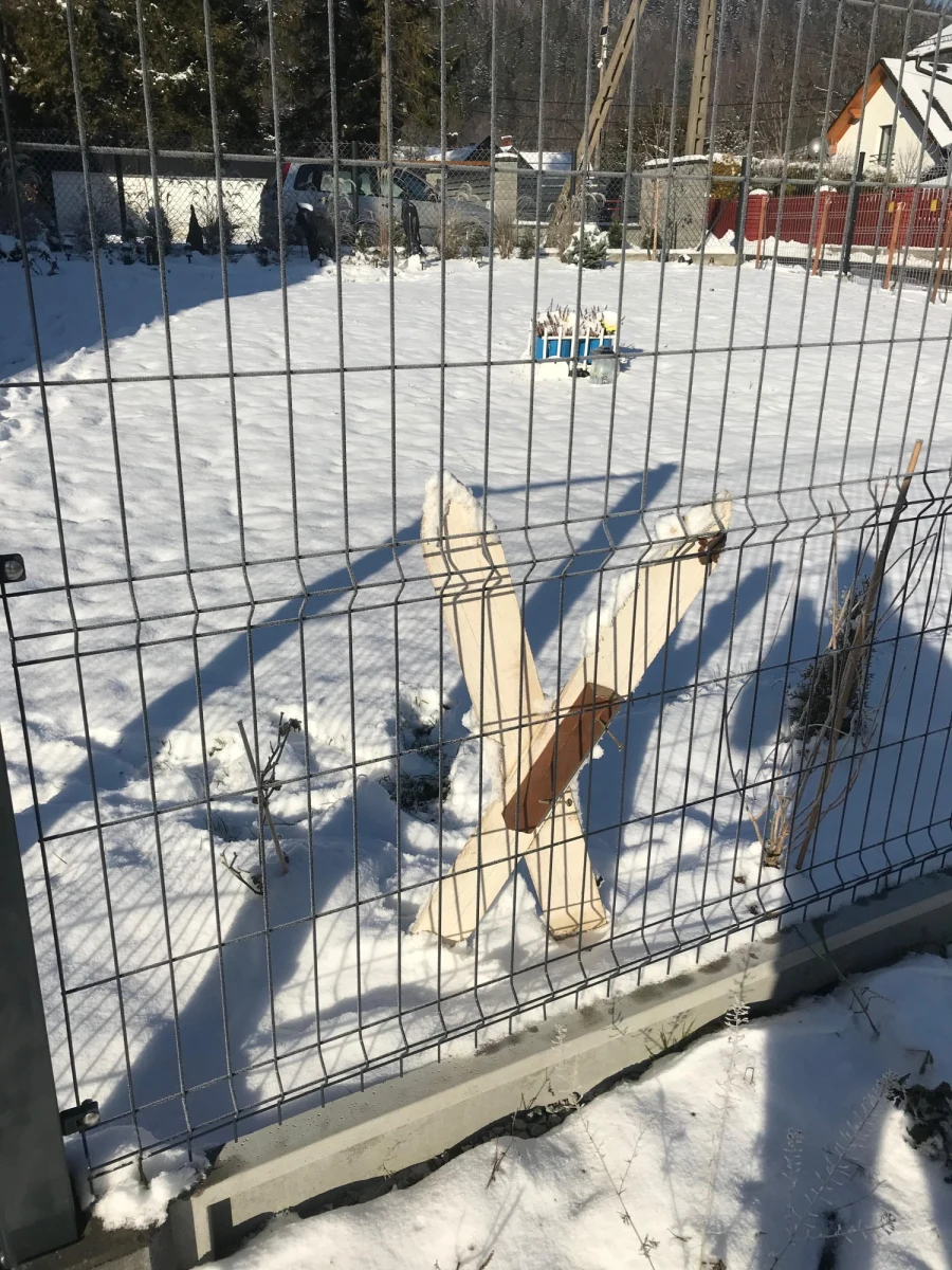 Do 5 kwietnia przyszłego roku przedłużone zostało śledztwo w sprawie ubiegłorocznego wybuchu gazu w Szczyrku. Taką decyzje podjęła prokuratura. Wybuch zmiótł z powierzchni ziemi dom, a pod gruzami zginęła 8-osobowa rodzina. Wieczorem w Szczyrku odprawiona zostanie msza święta w intencji ofiar i ich bliskich. Dziś, 4 grudnia, mija dokładnie rok od tej tragedii.