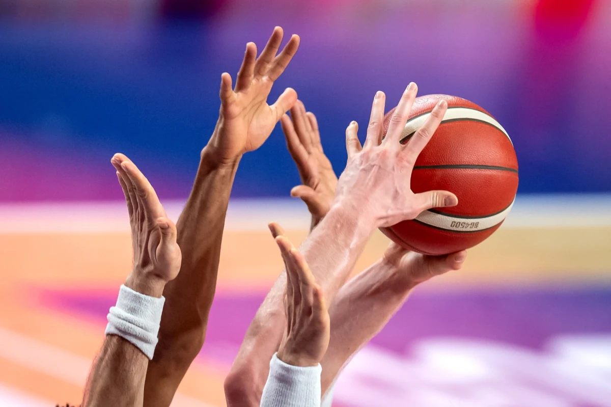 W czasie dzisiejszego spotkania władz FIBA Polska została wybrana gospodarzem ostatniego turnieju kwalifikacyjnego do mistrzostw Europy w koszykówce. Zamknięty turniej odbędzie się w lutym w gliwickiej Arenie - dowiedzieli się dziennikarze z redakcji sportowej RMF FM. Biało-czerwoni zmierzą się wtedy z mistrzami świata - Hiszpanami oraz z Rumunią. Rozegrane zostaną także pozostałe spotkania w grupie A. 