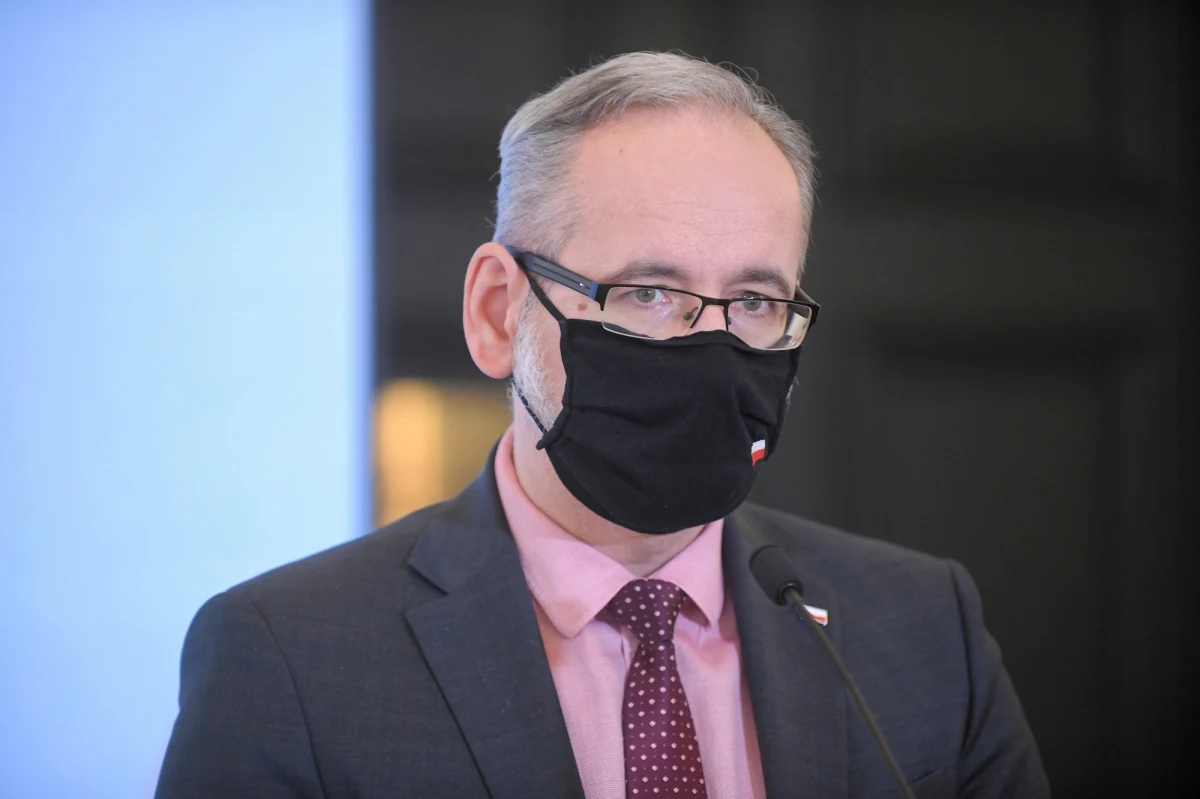 Myślę, że w okolicach wakacji sytuacja epidemiczna powinna się na tyle uspokoić, że będziemy mogli zacząć normalnie funkcjonować - stwierdził minister zdrowia Adam Niedzielski. Zastrzegł jednak, że to wariant optymistyczny, który zakłada szczepienie miliona osób miesięcznie.