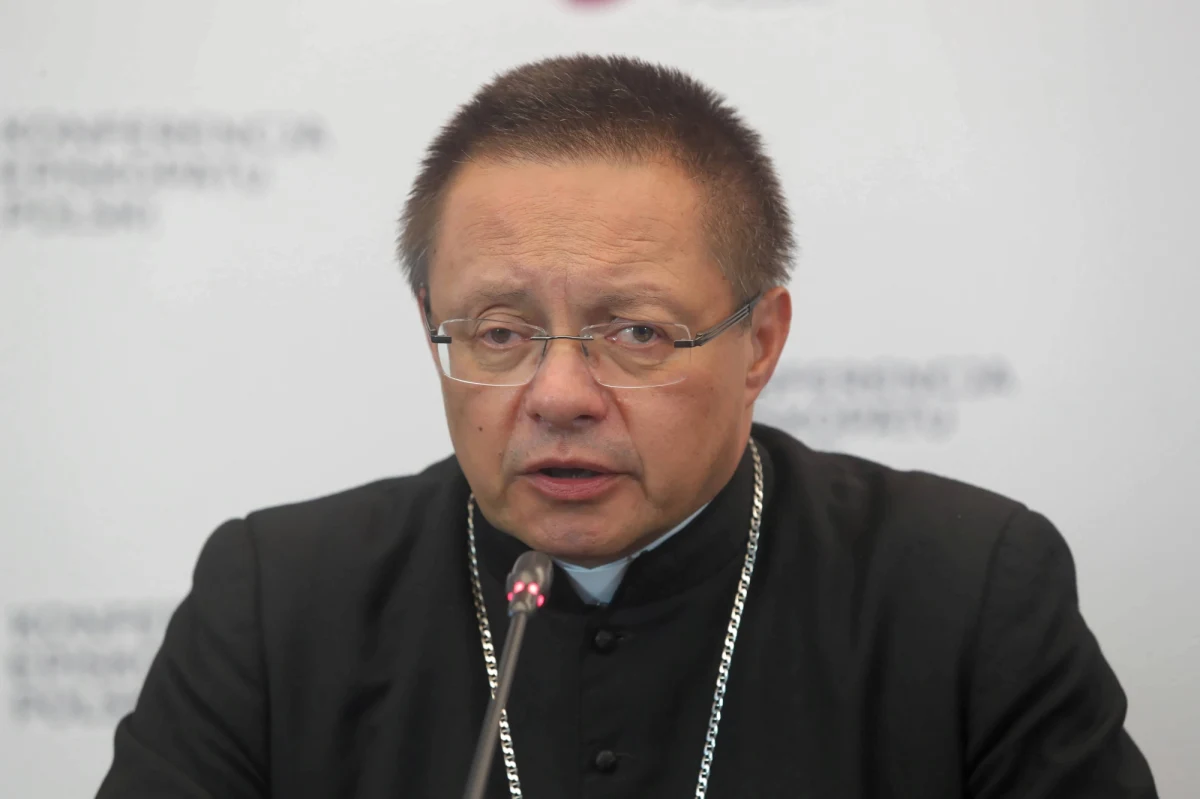 "Jeśli mam do wyboru: wierzyć reportażowi czy raportowi, za którym ostatecznie stoi papież Franciszek, to wierzę papieżowi" - tak abp Grzegorz Ryś komentuje w rozmowie z "Przewodnikiem Katolickim" reportaż dziennikarza TVN24 Marcina Gutkowskiego "Don Stanislao. Druga twarz kardynała Dziwisza". Metropolita łódzki w wywiadzie wyjaśnia również to, co udało mu się zrobić, kiedy w zastępstwie za biskupa Edwarda Janiaka - oskarżonego o szereg zaniedbań ws. księdza oskarżanego o pedofilię - został posłany do diecezji kaliskiej. Przyznał też, że nie ma wiedzy na temat łamania zakazu przebywania w diecezji przez bpa Janiaka. "Wiem tyle, co z gazet".