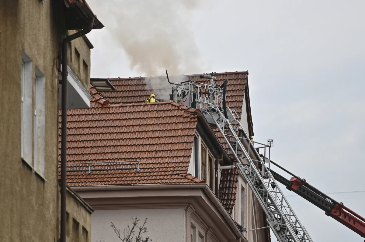 Nad ranem doszło do pożaru mieszkania w kamienicy u zbiegu alei Niepodległości z ulicą Zamenhofa w Sopocie. Z ogniem walczy 10 zastępów straży pożarnej. Koniczna była ewakuacja 18 mieszkańców.
