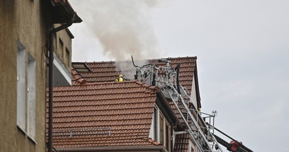 Nad ranem doszło do pożaru mieszkania w kamienicy u zbiegu alei Niepodległości z ulicą Zamenhofa w Sopocie. Z ogniem walczy 10 zastępów straży pożarnej. Koniczna była ewakuacja 18 mieszkańców.