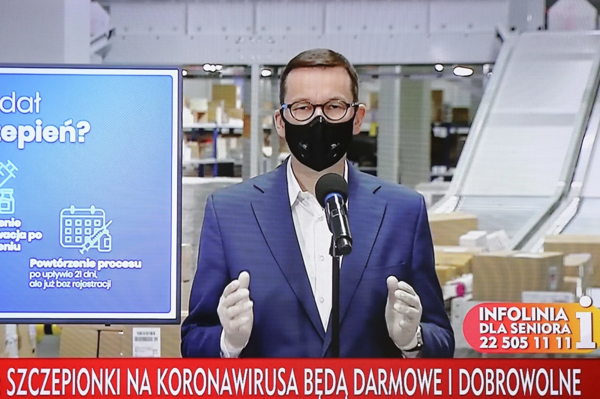 "Nie możemy przyjąć rozporządzenia dotyczącego powiązania środków unijnych z kwestią praworządności w obecnym kształcie. To stanowisko się nie zmienia" - oświadczył premier Mateusz Morawiecki. Dodał, że rozporządzenie zaproponowane przez prezydencję UE "łamie traktaty europejskie". Polityk przyznał, że rząd podjął takie kroki "nie tylko dla Polski, ale też dla spójności całej Unii Europejskiej". 