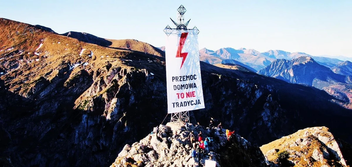 Zakopiańska prokuratura nadal zajmuje się sprawą zawieszenia na krzyżu na Giewoncie banneru Strajku Kobiet. W przypadku podobnych incydentów – umieszczenia tam flagi LGBT i banneru wyborczego Andrzeja Dudy - śledczy nie dopatrzyli się znamion czynu zabronionego.