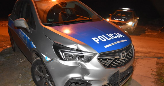 30-latek staranował 17 samochodów, rogatki kolejowe, uderzył w budynek mieszkalny i próbował rozjechać policjanta. Mężczyzna, jak przekazała policja, został zatrzymany po pościgu przez dwa województwa: śląskie i małopolskie.